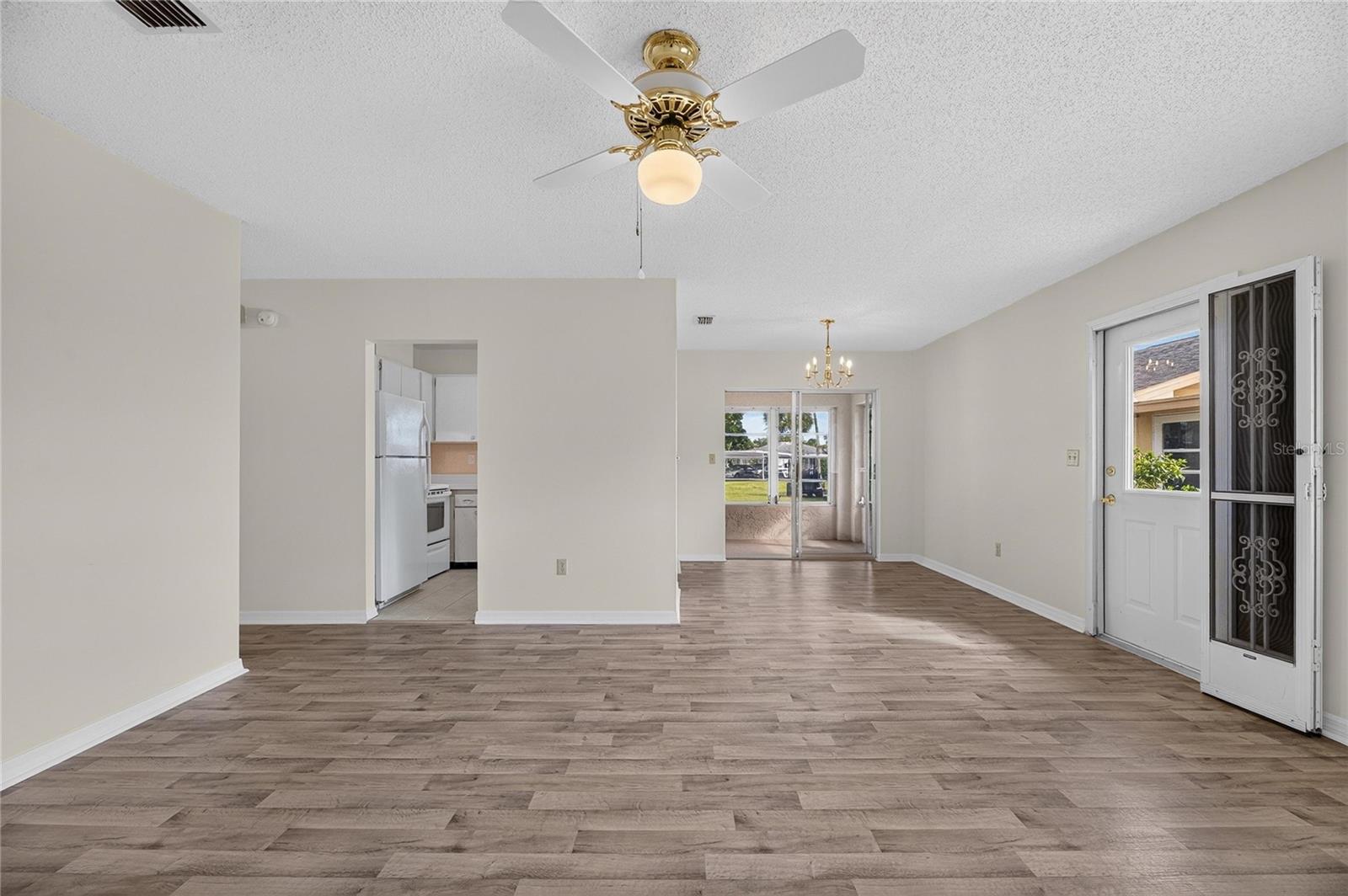 1904 CANTERBURY LN #18 — photo 8
