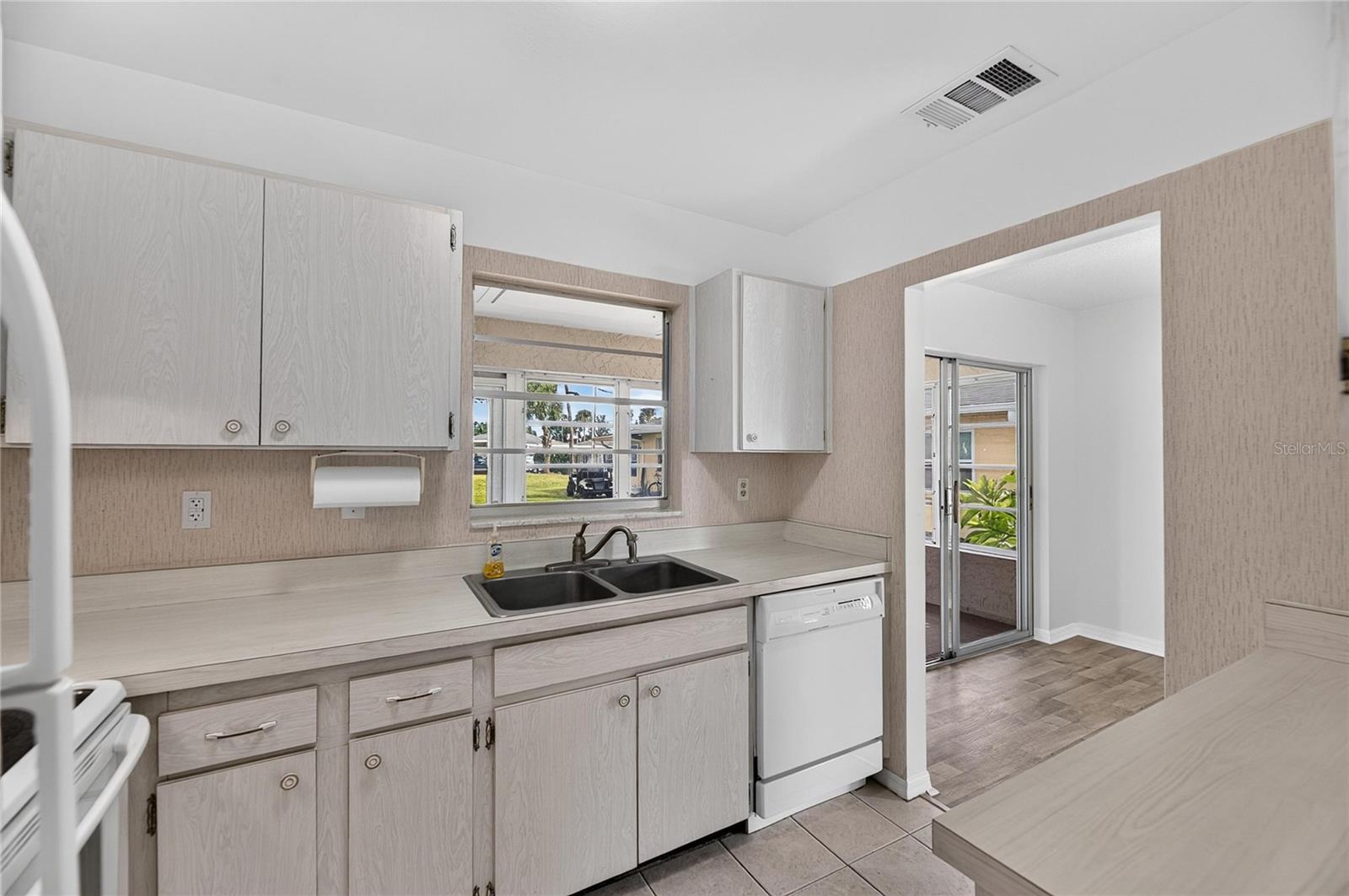 1904 CANTERBURY LN #18 — photo 12