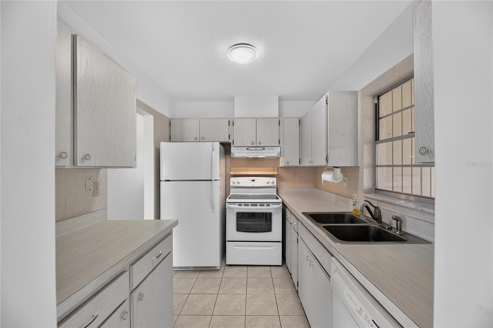 1904 CANTERBURY LN #18 — photo 11