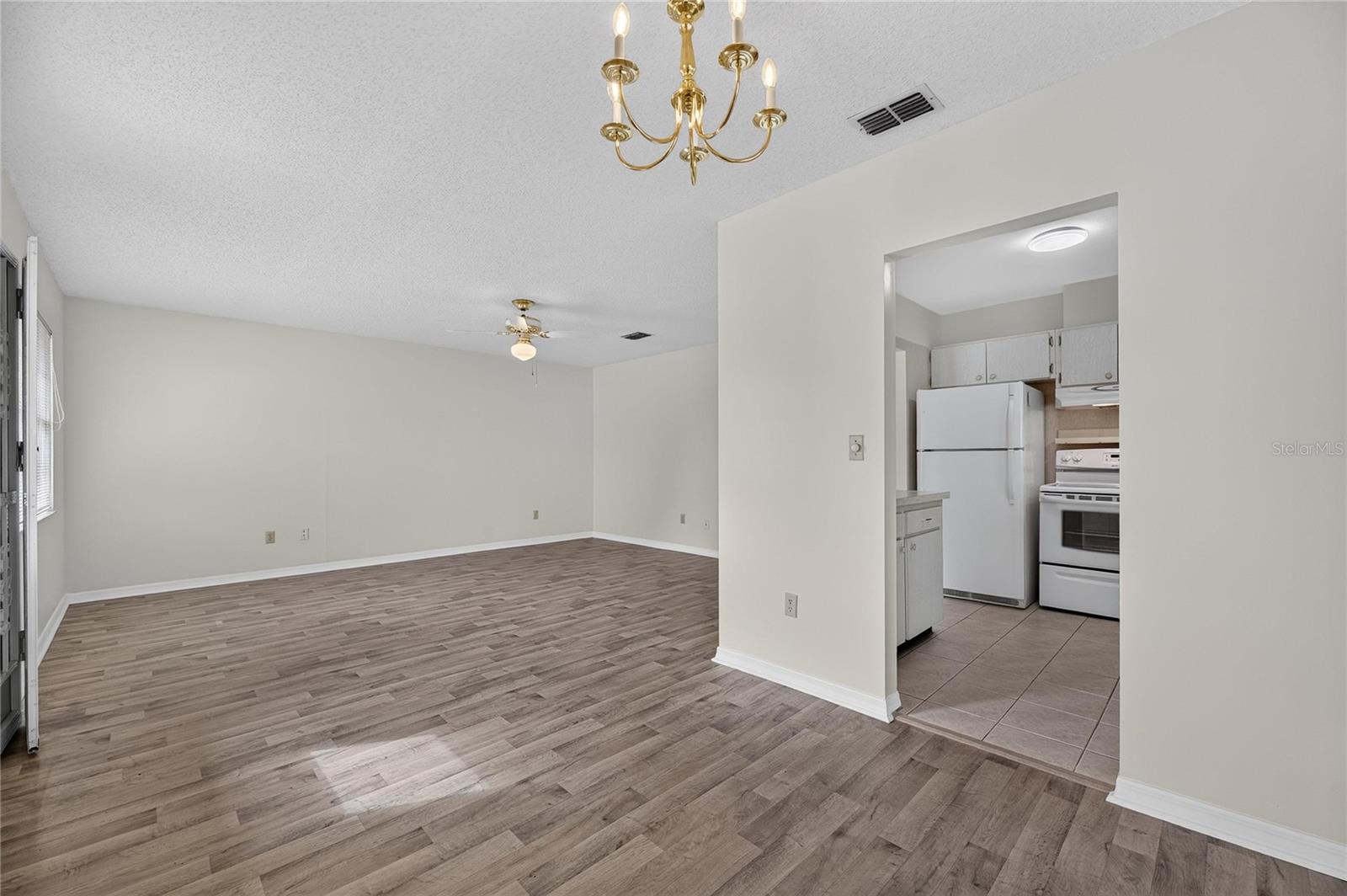 1904 CANTERBURY LN #18 — photo 10