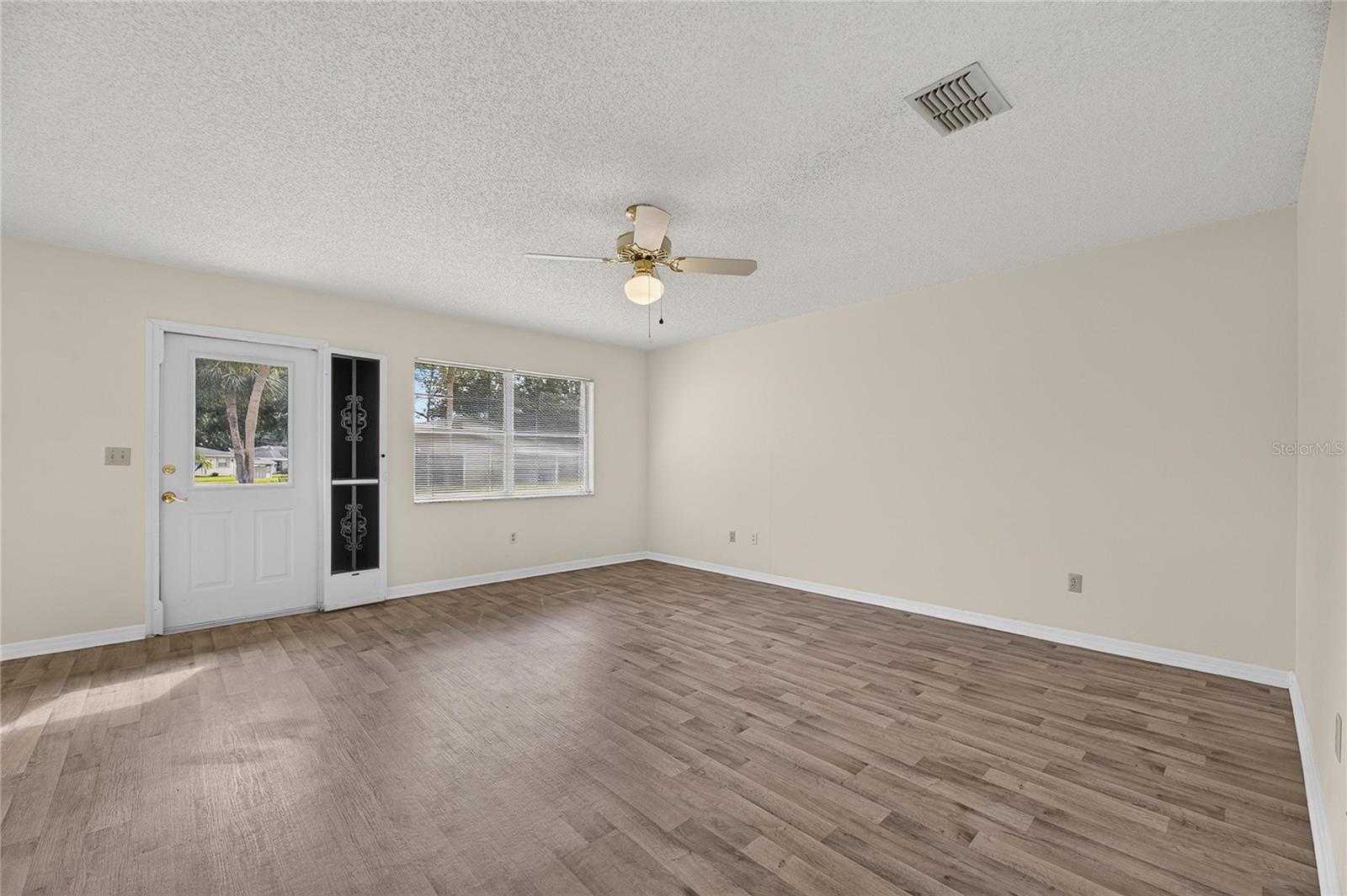 1904 CANTERBURY LN #18 — photo 6