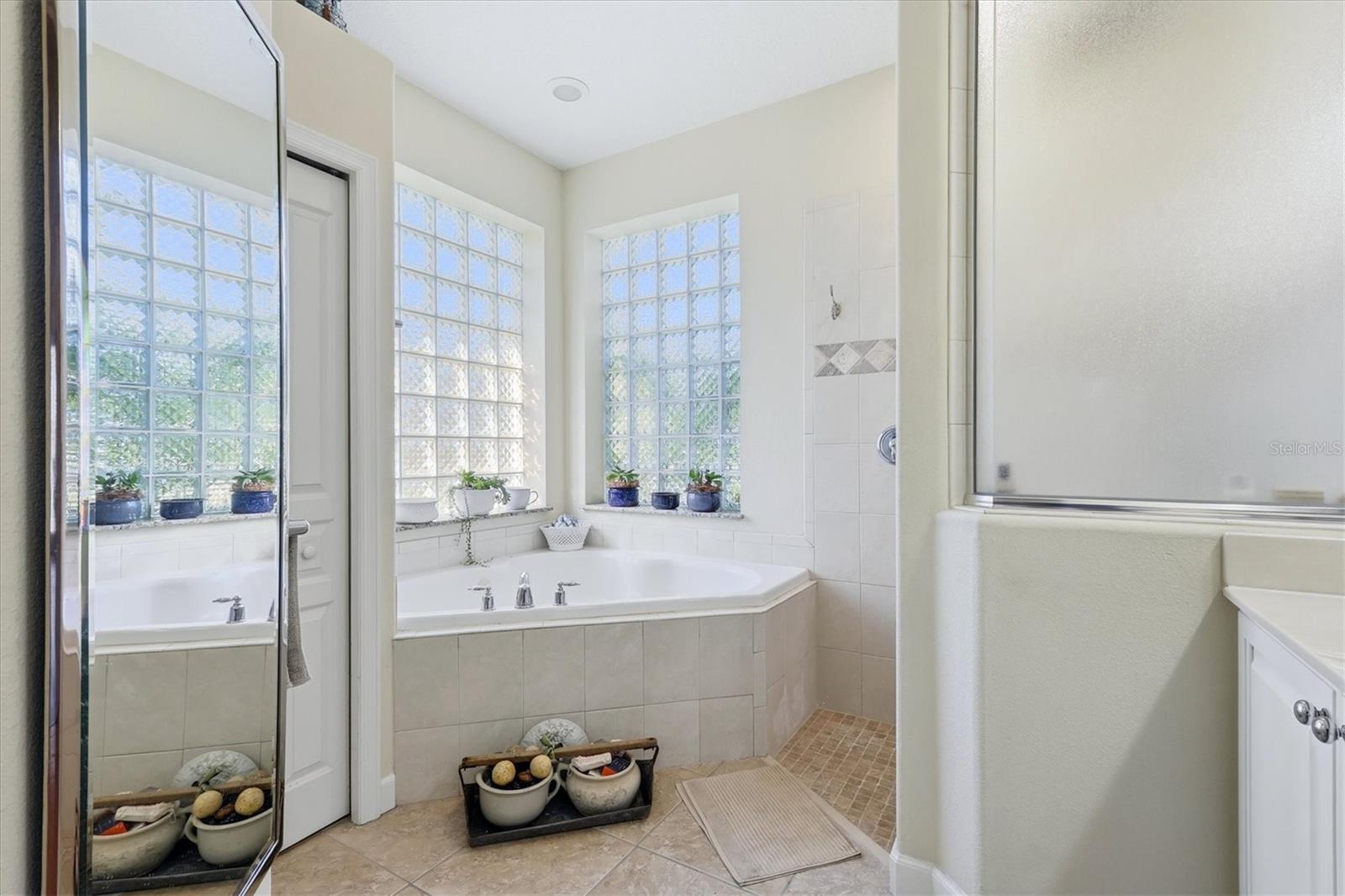 1753 KINGSDOWN DR — photo 17