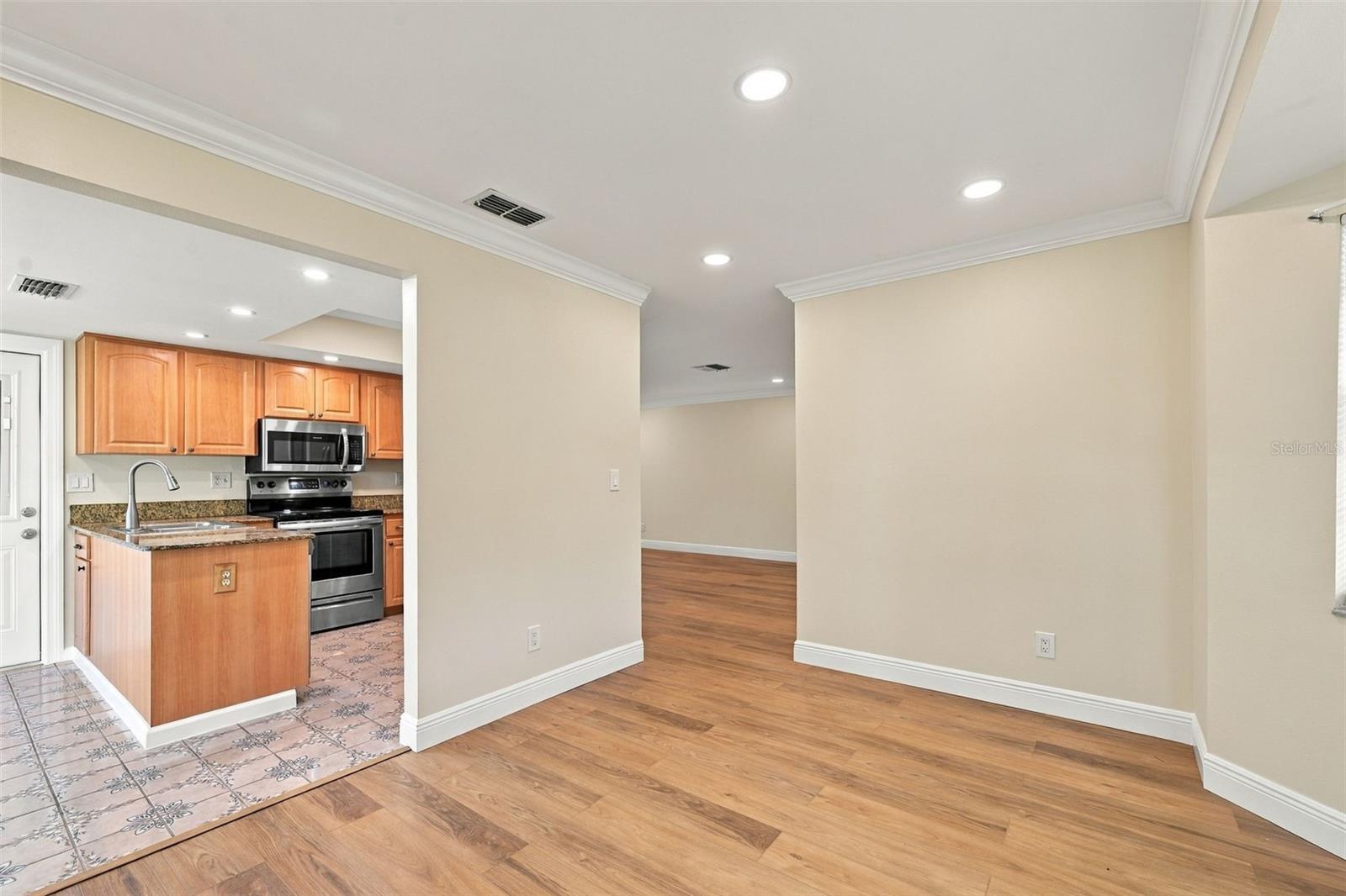 764 LAKEWOOD DR — photo 10