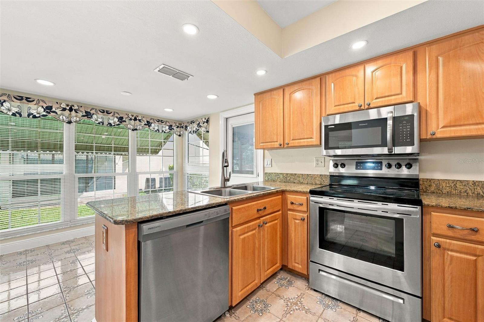 764 LAKEWOOD DR — photo 13