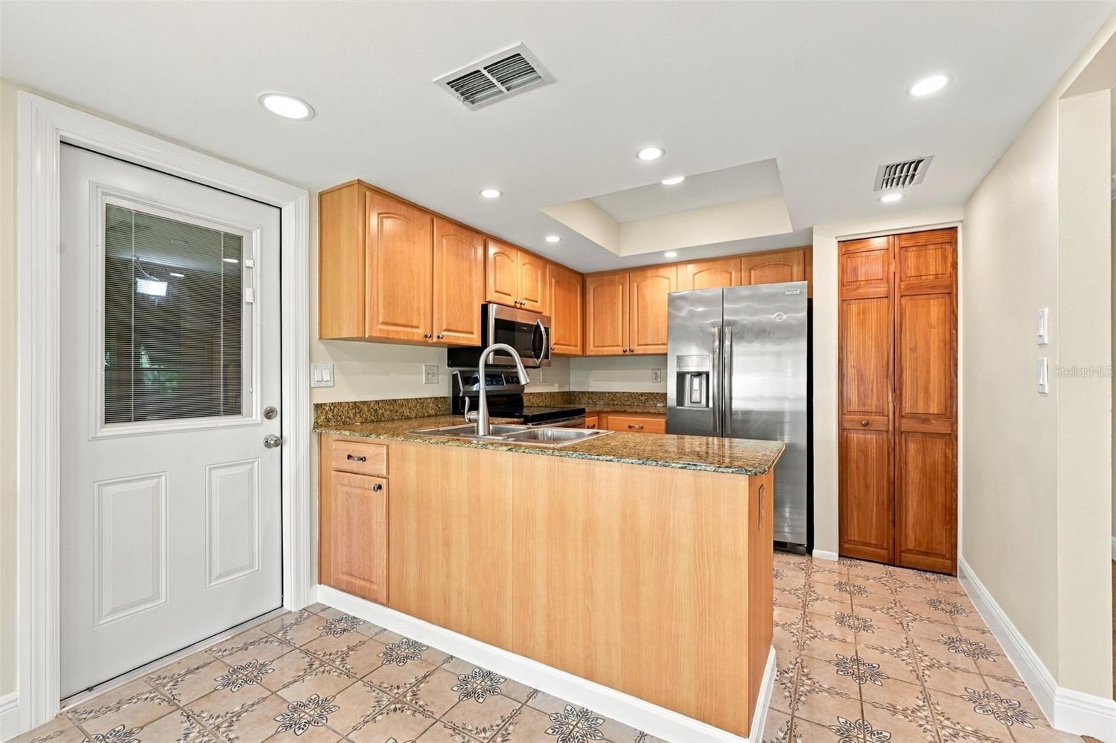 764 LAKEWOOD DR — photo 11