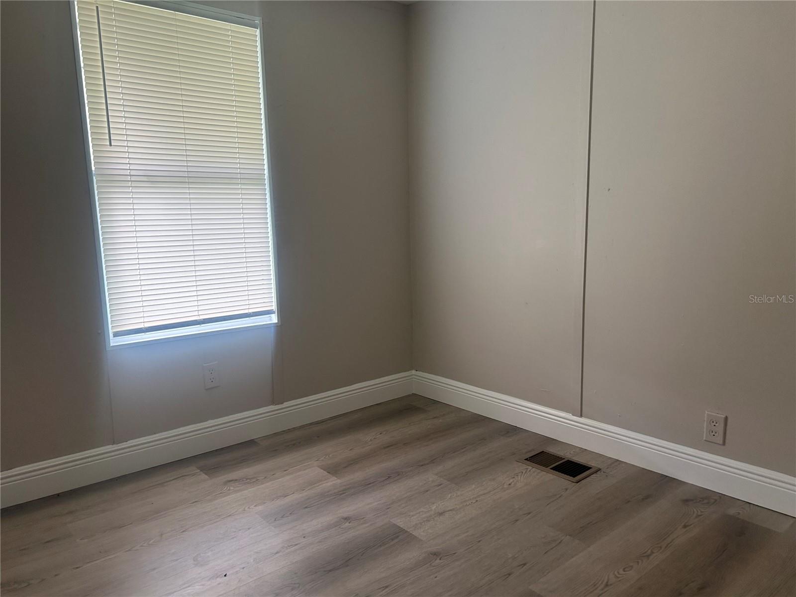 14810 THOMPSON AVE — photo 9
