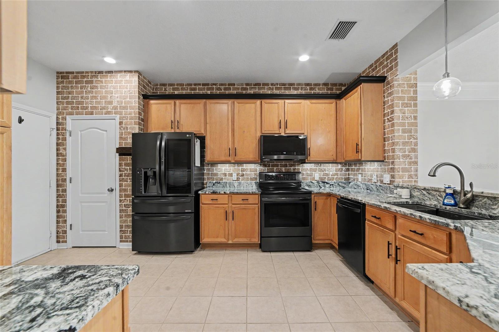 4635 POND RIDGE DR — photo 8