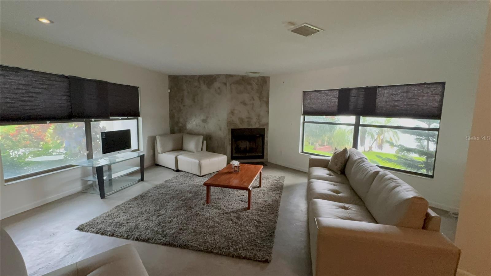 4223 E RIVERHILLS DR — photo 8