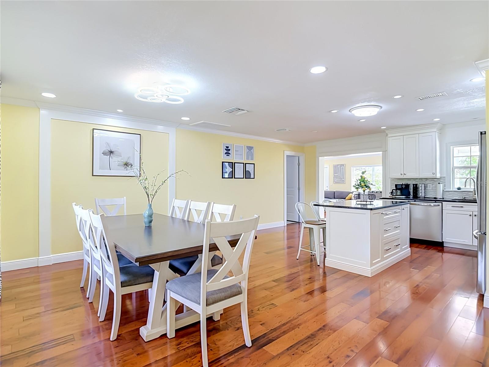 8261 MALVERN CIR — photo 4