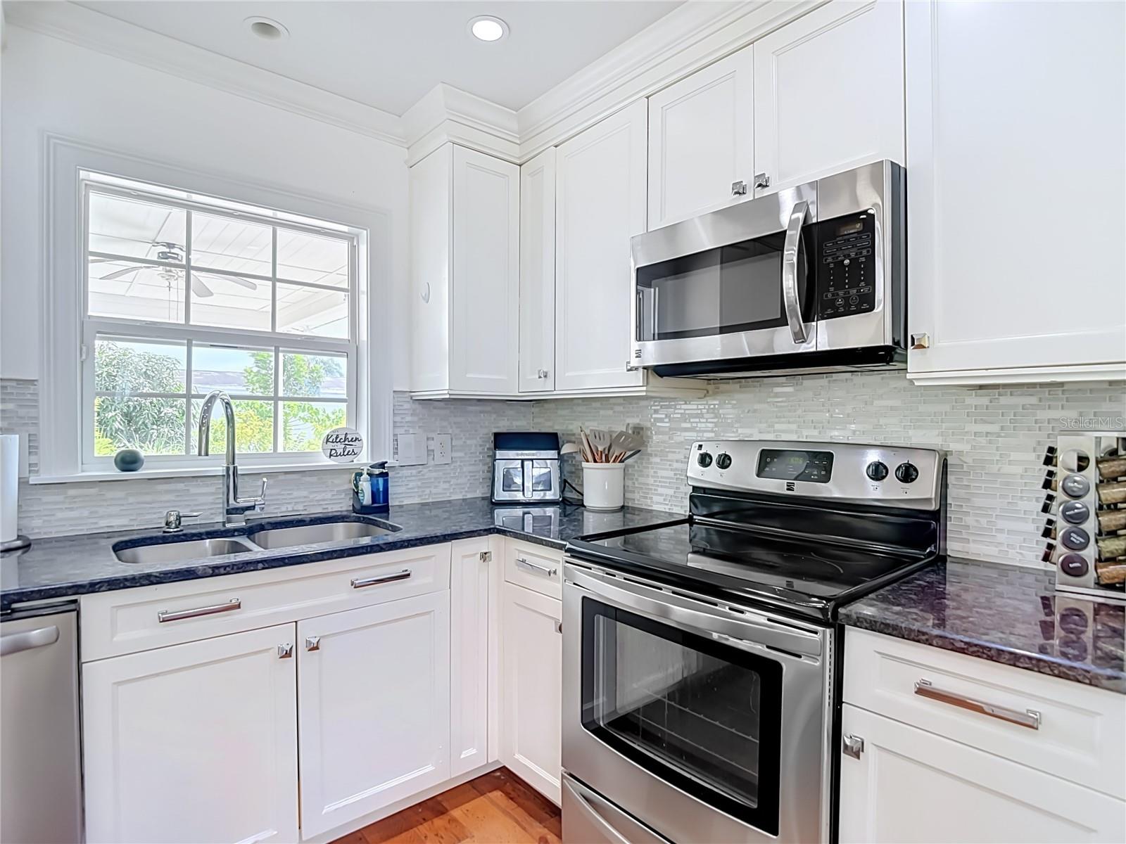 8261 MALVERN CIR — photo 12