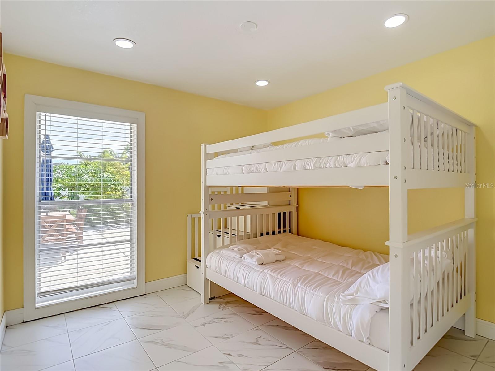 8261 MALVERN CIR — photo 32