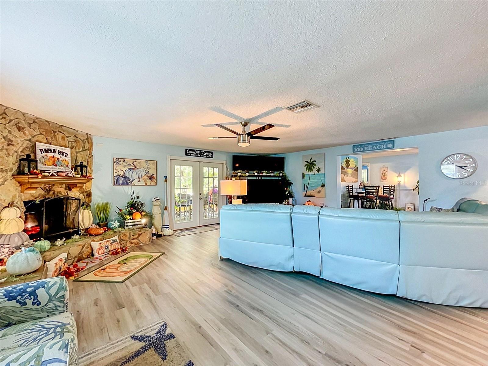 990 LEXINGTON DR — photo 43