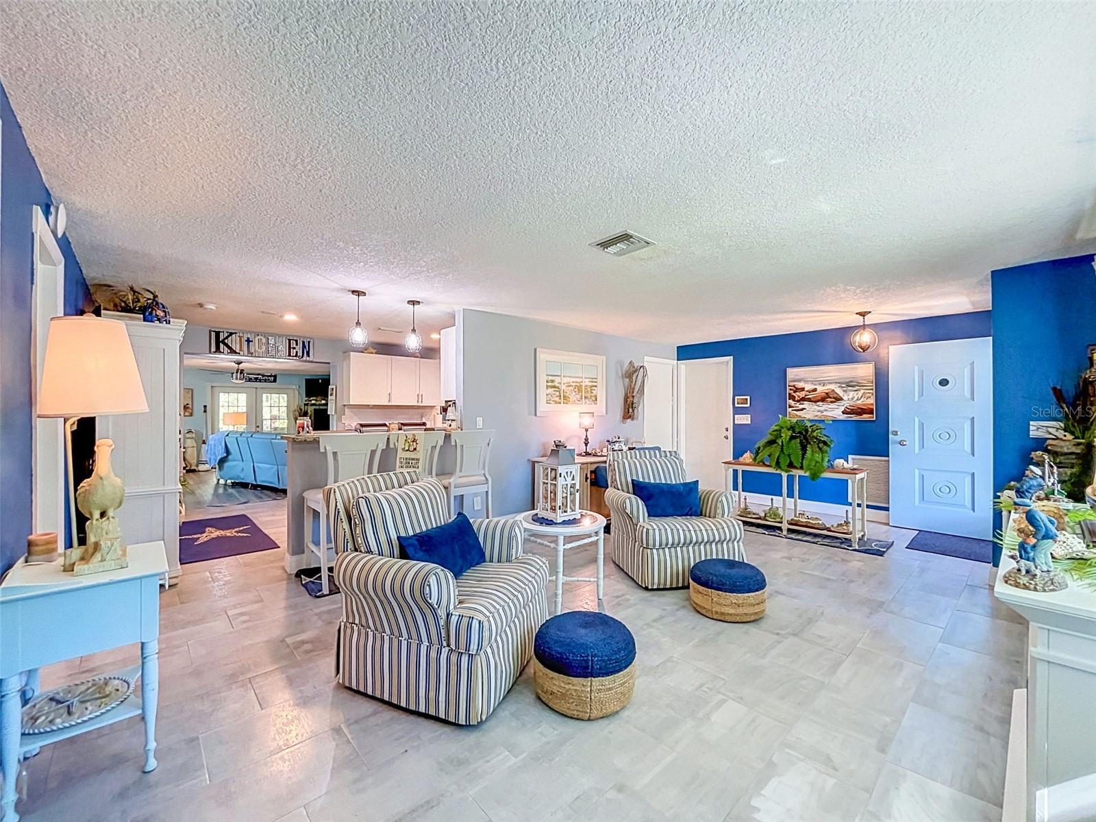 990 LEXINGTON DR — photo 12