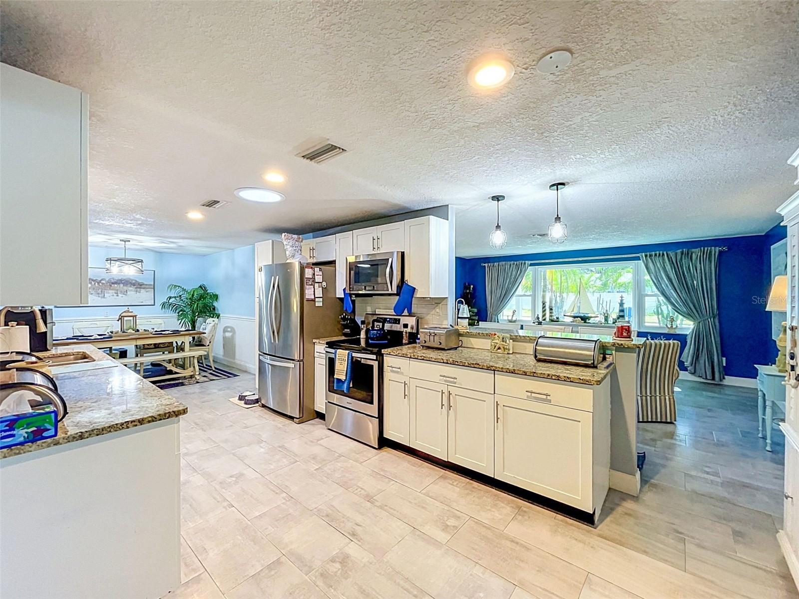 990 LEXINGTON DR — photo 48