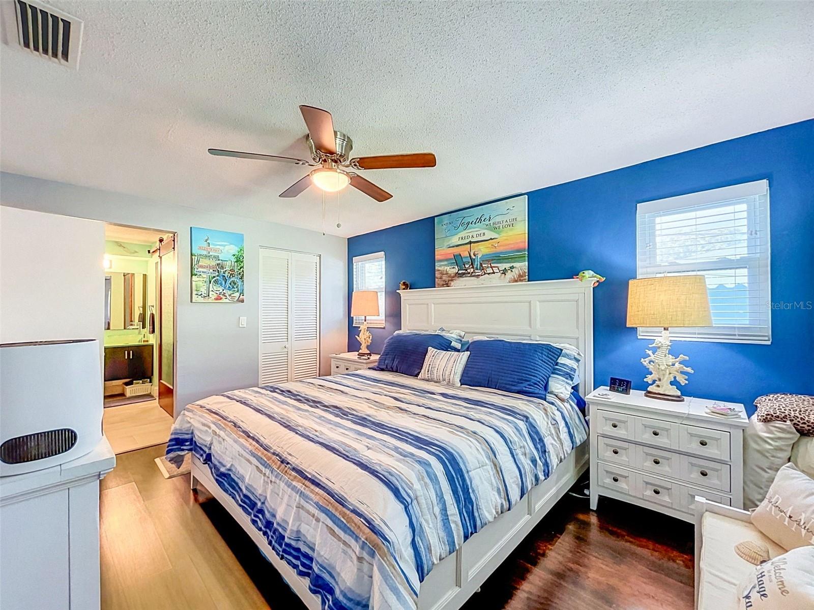 990 LEXINGTON DR — photo 37