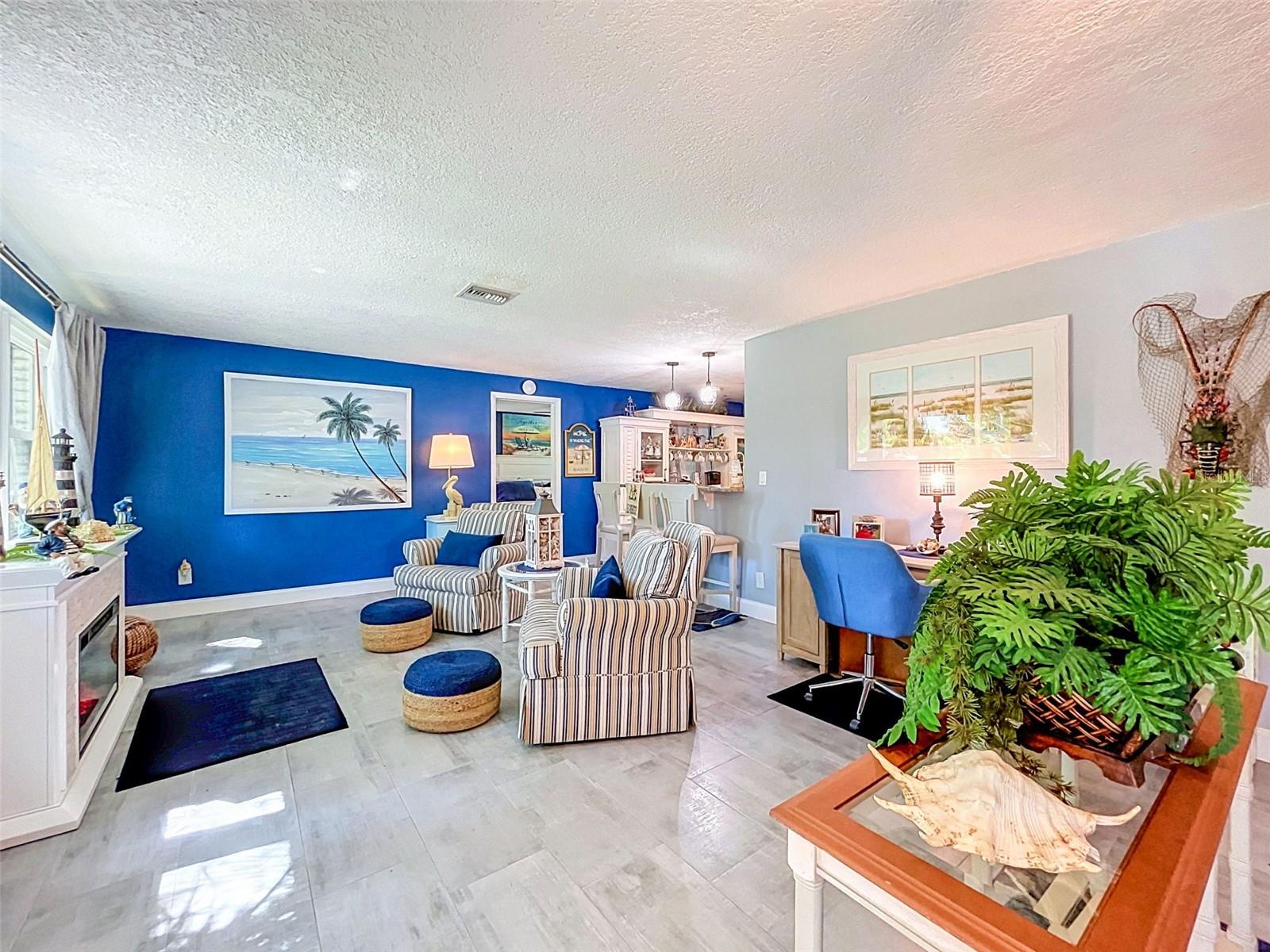 990 LEXINGTON DR — photo 3