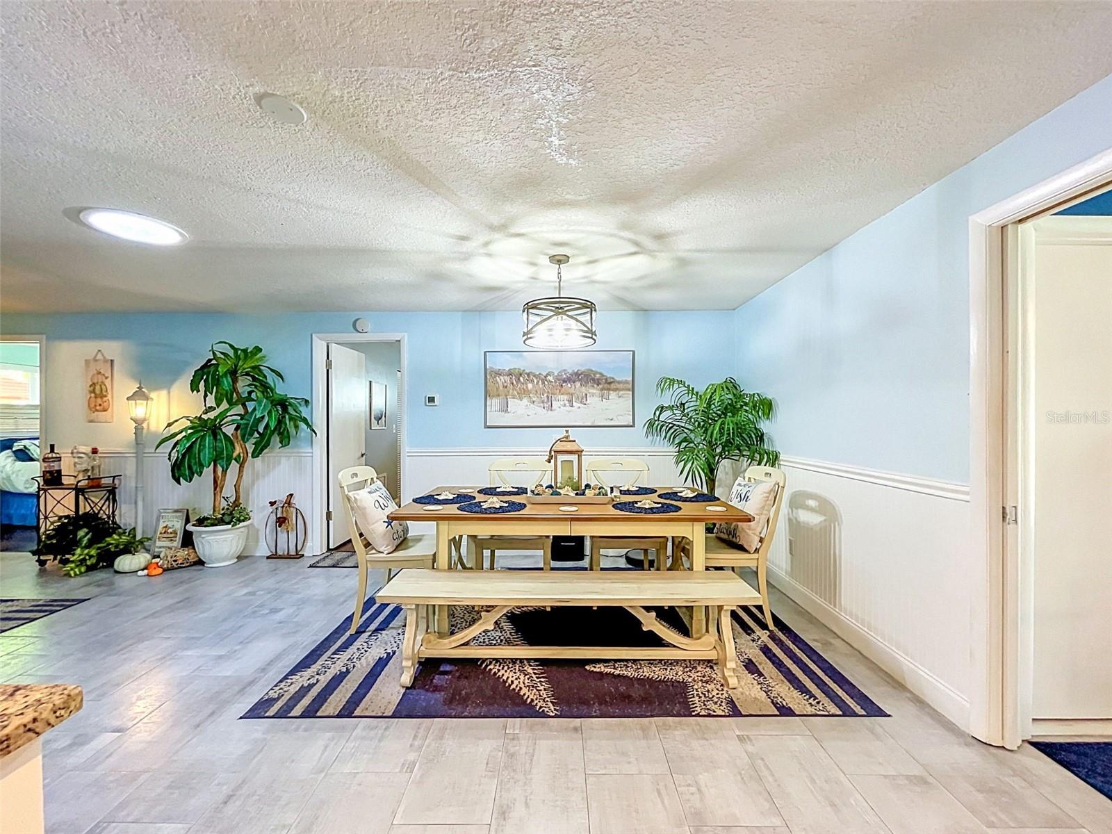 990 LEXINGTON DR — photo 32