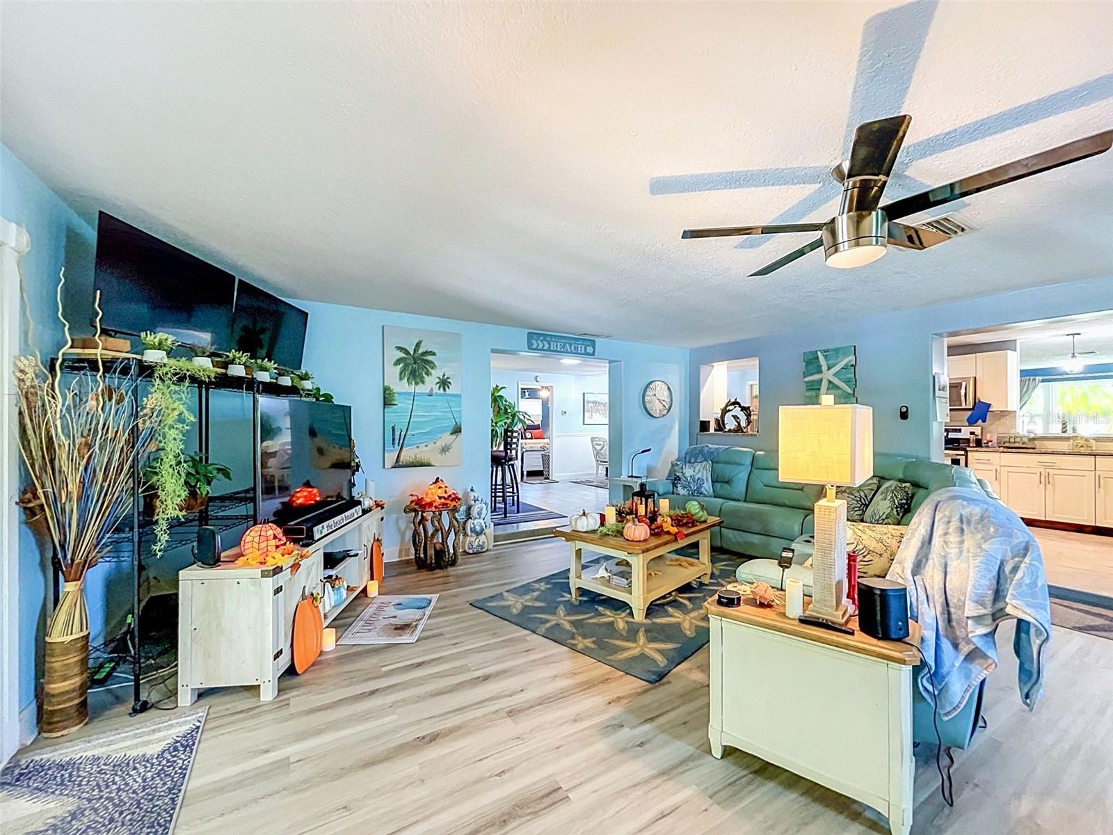 990 LEXINGTON DR — photo 44