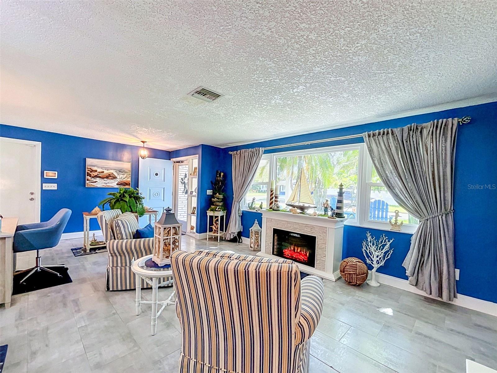 990 LEXINGTON DR — photo 14
