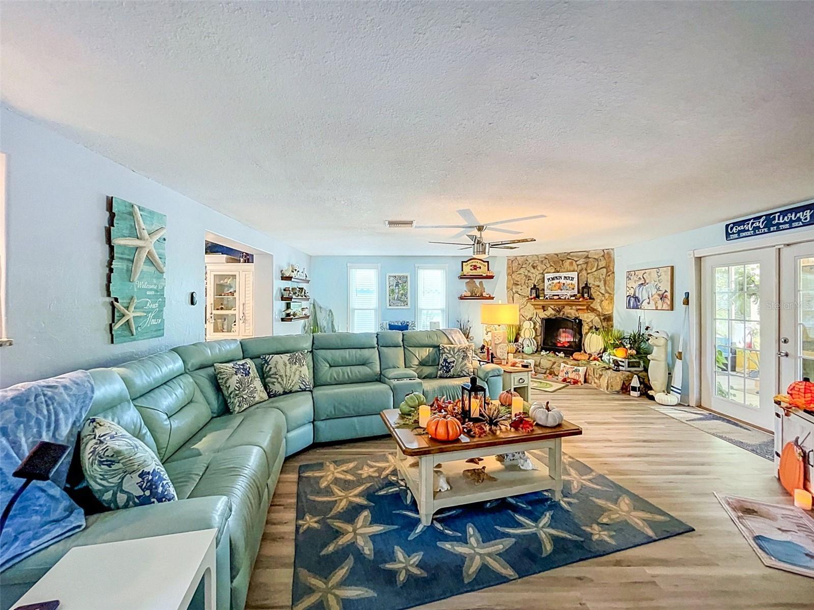 990 LEXINGTON DR — photo 46