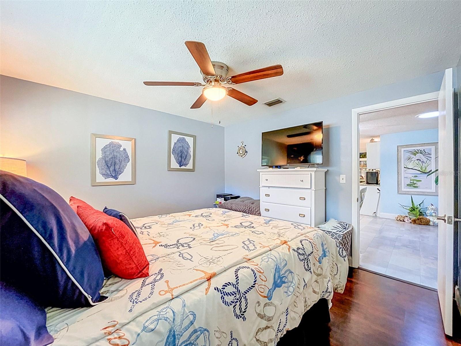 990 LEXINGTON DR — photo 35