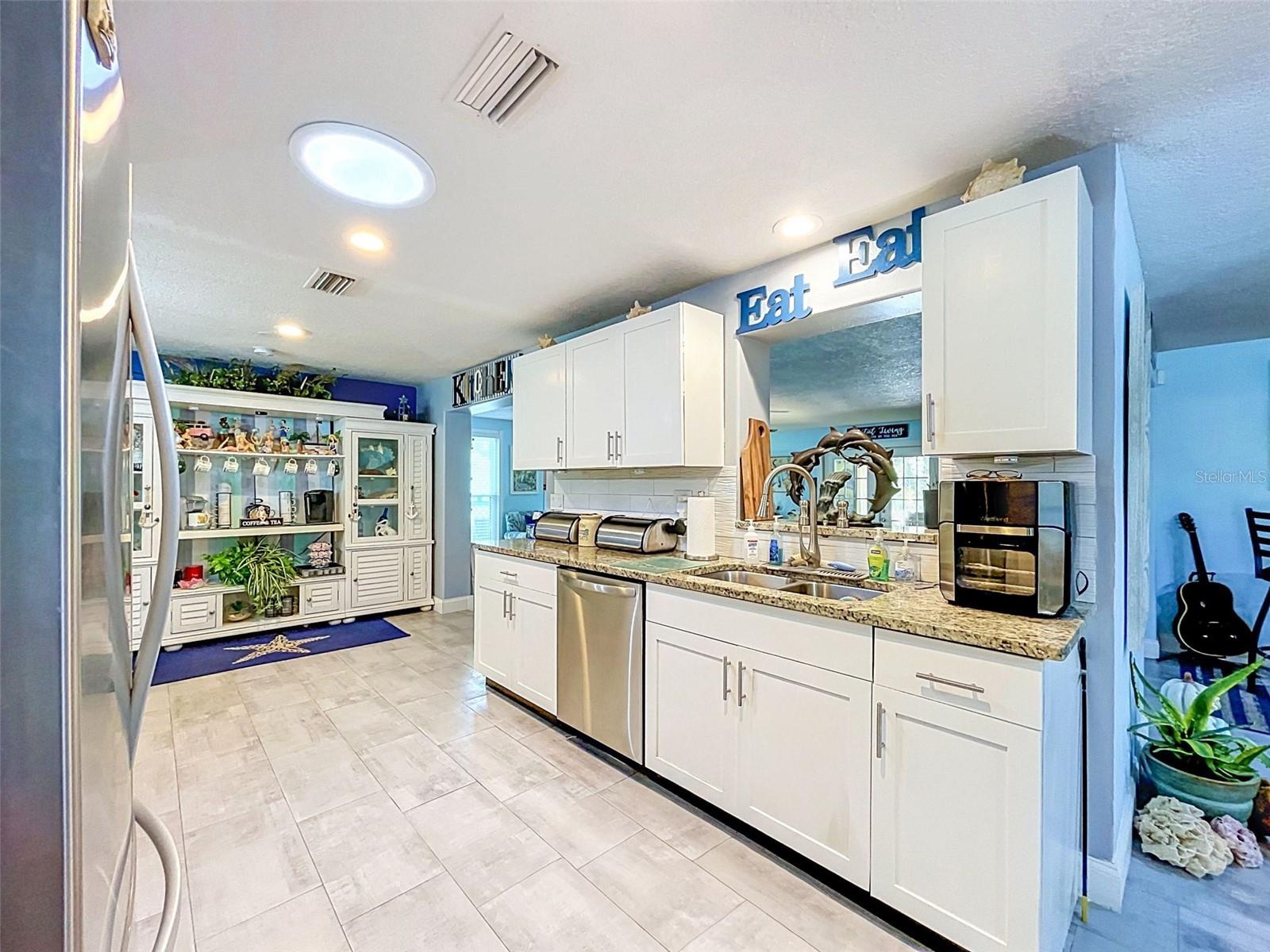 990 LEXINGTON DR — photo 17