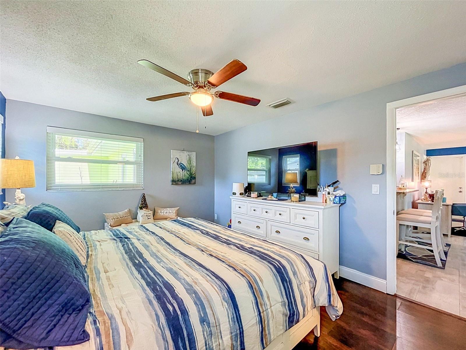 990 LEXINGTON DR — photo 38