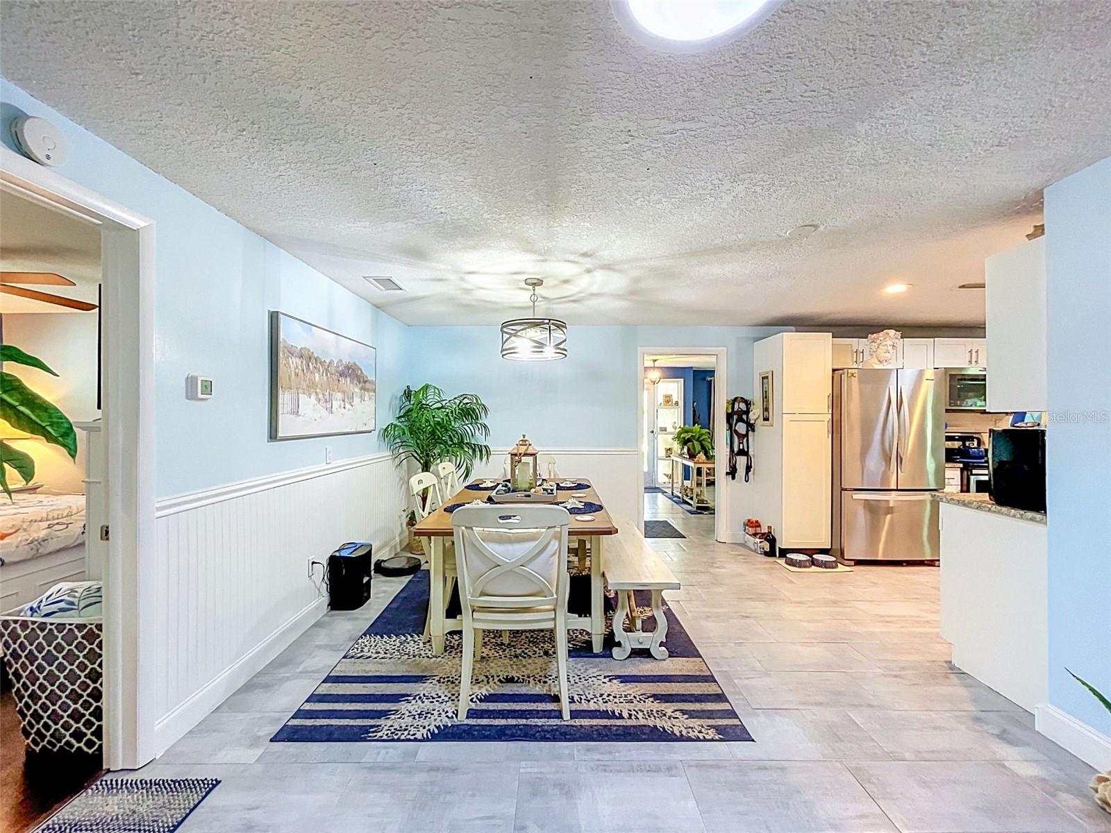 990 LEXINGTON DR — photo 26