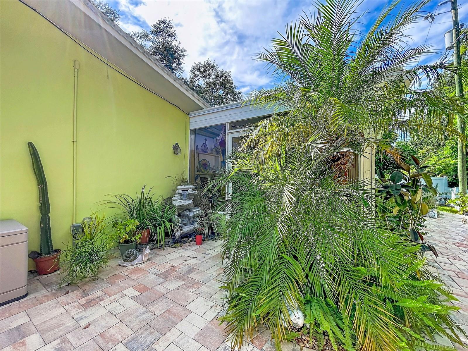 990 LEXINGTON DR — photo 65