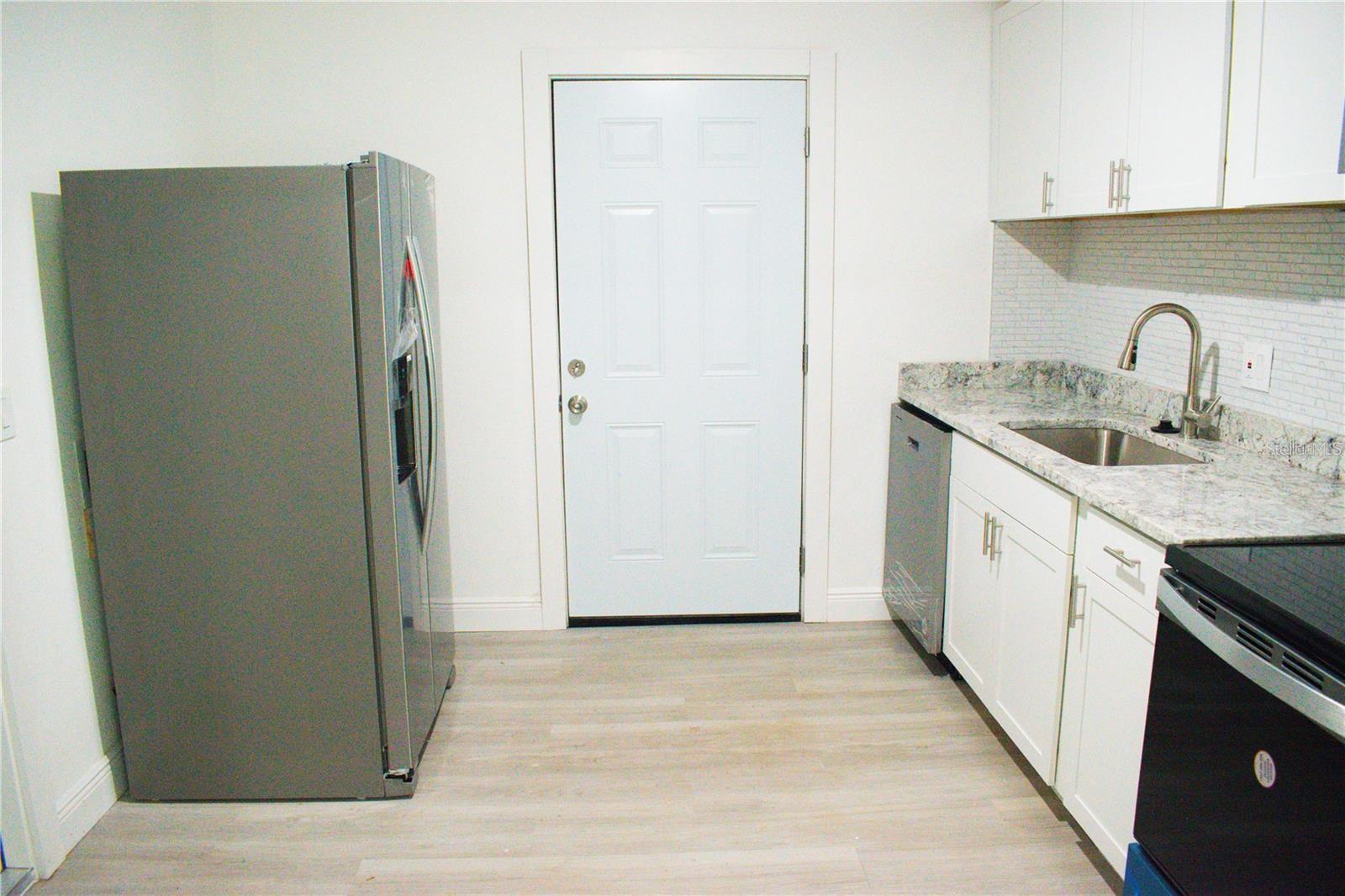 6101 DUBLIN DR — photo 8