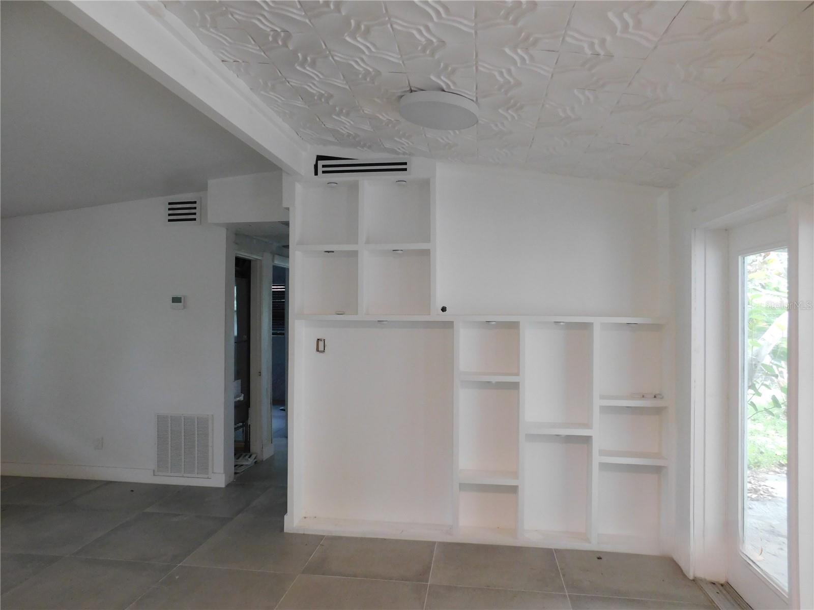 5622 HOBSON ST NE — photo 4