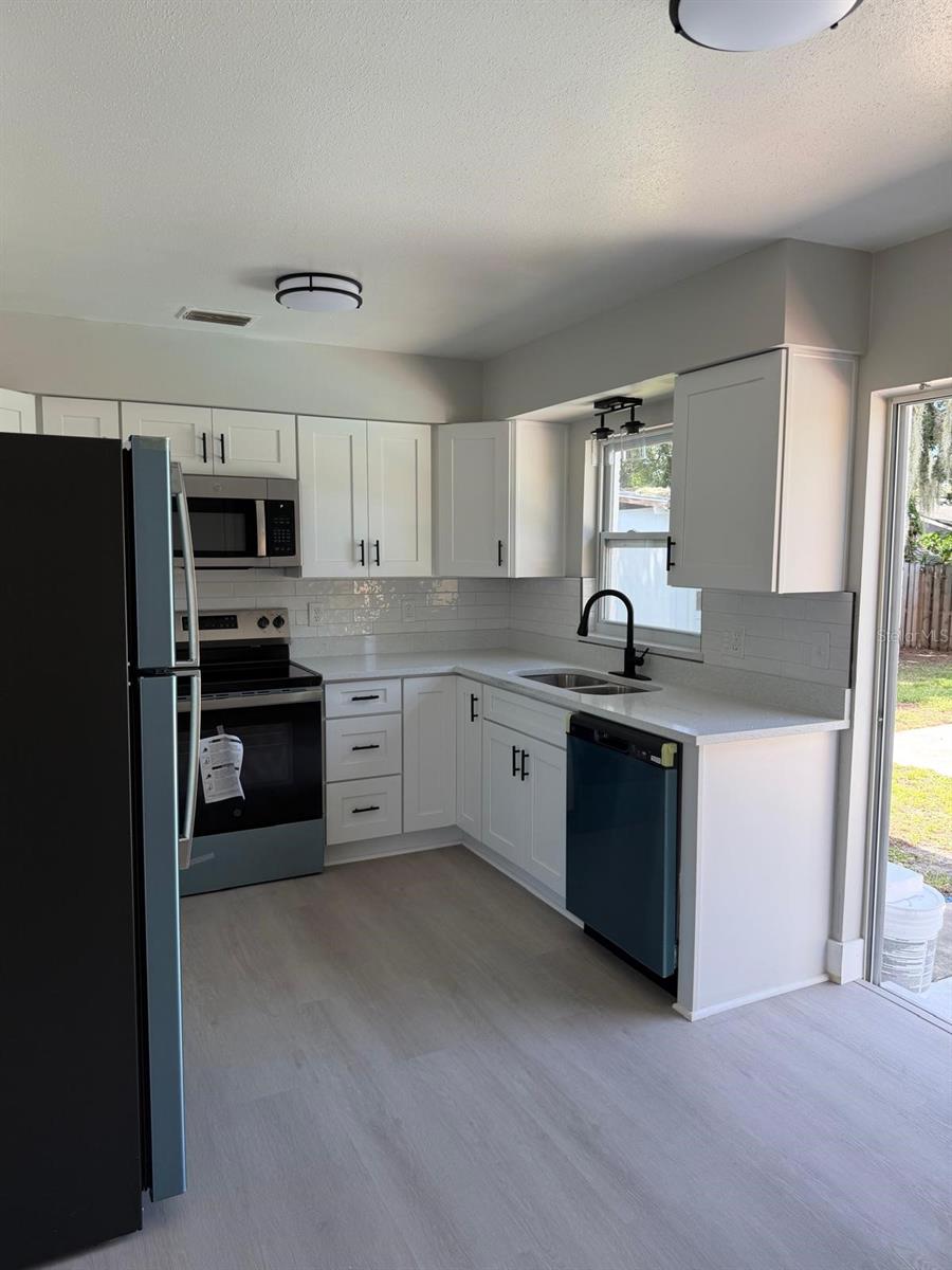 11106 HAPPY ACRES LN — photo 16