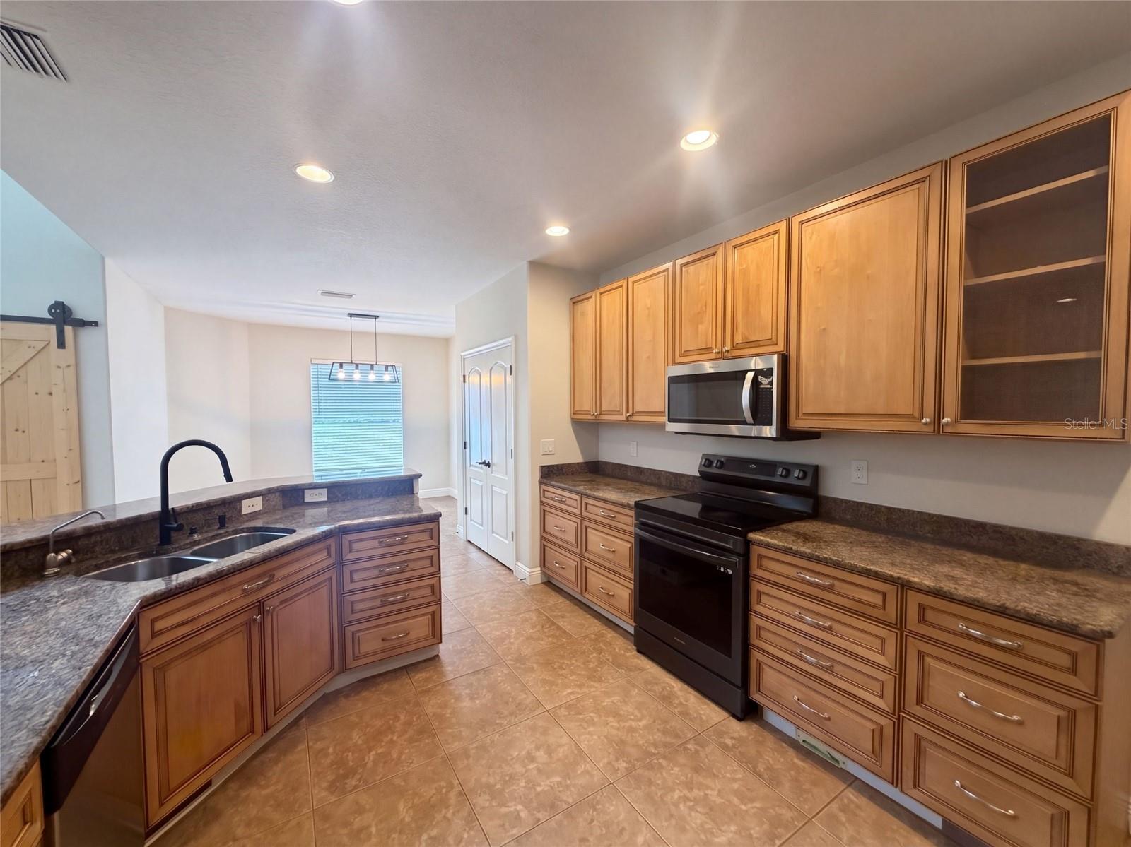 2015 RIVER CROSSING DR — photo 2
