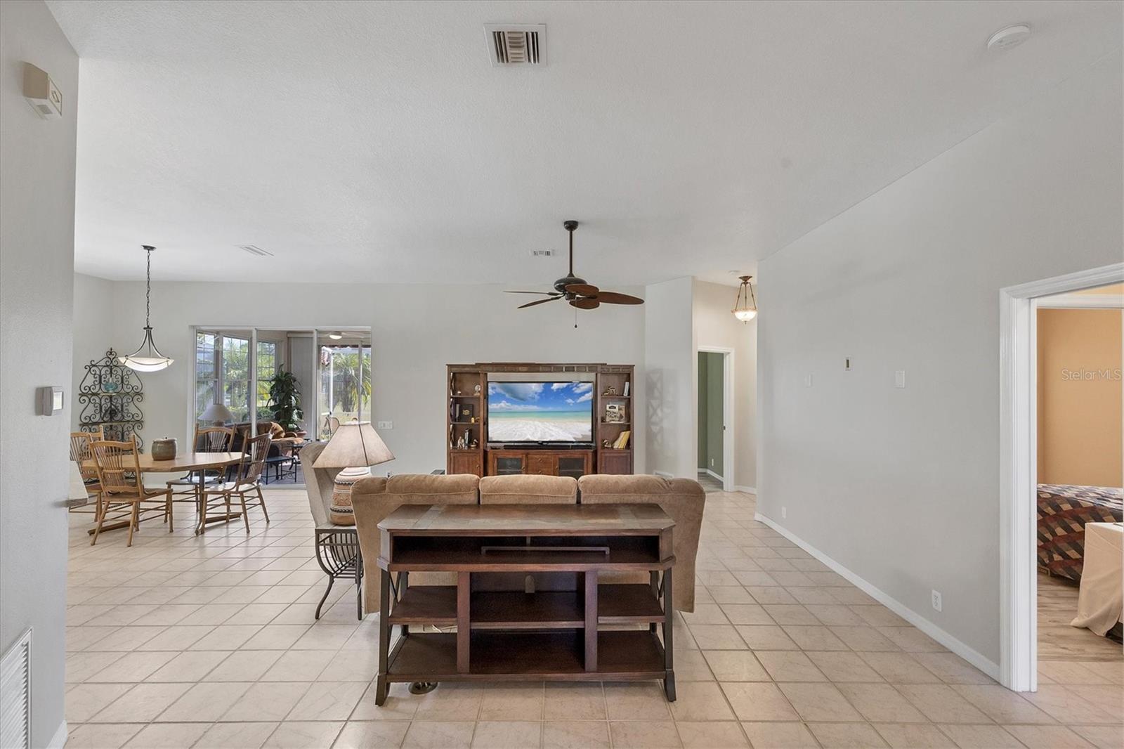 446 PINEWOOD LAKE DR — photo 8
