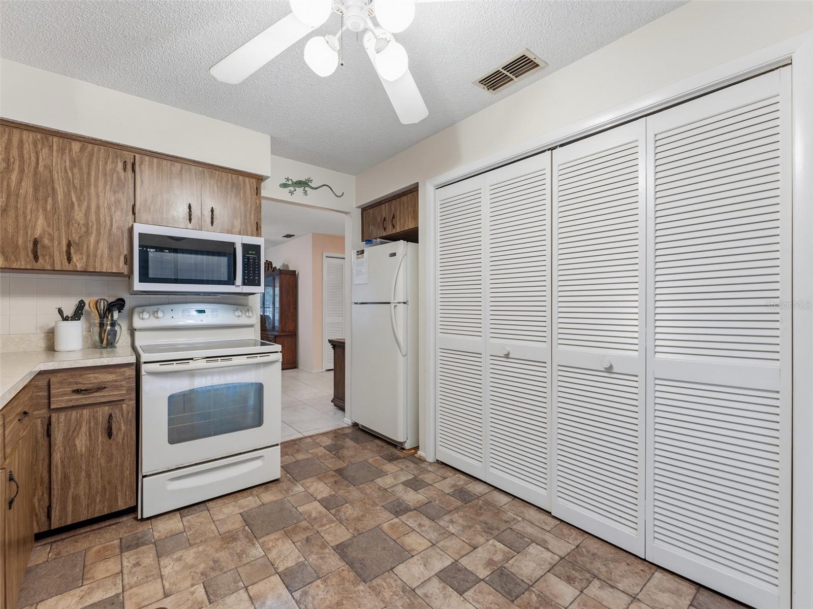 8305 SANDWEDGE CIR #A — photo 11
