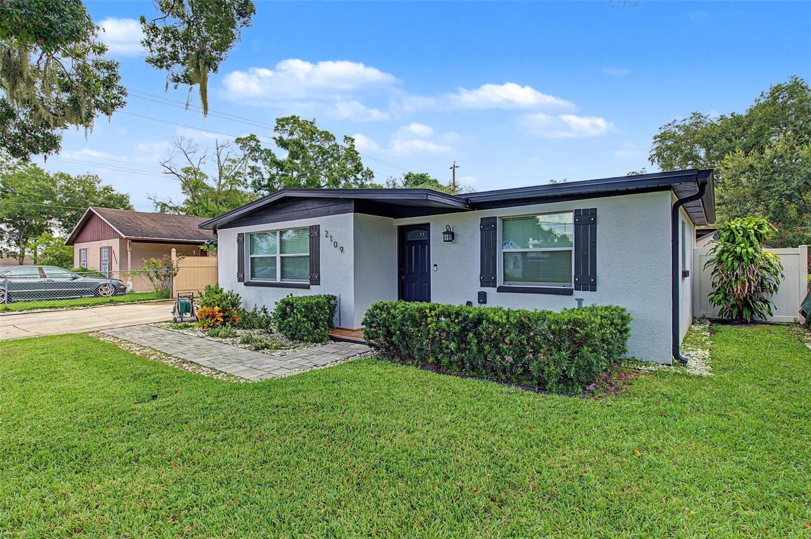 2109 E FLORA STREET — photo 2
