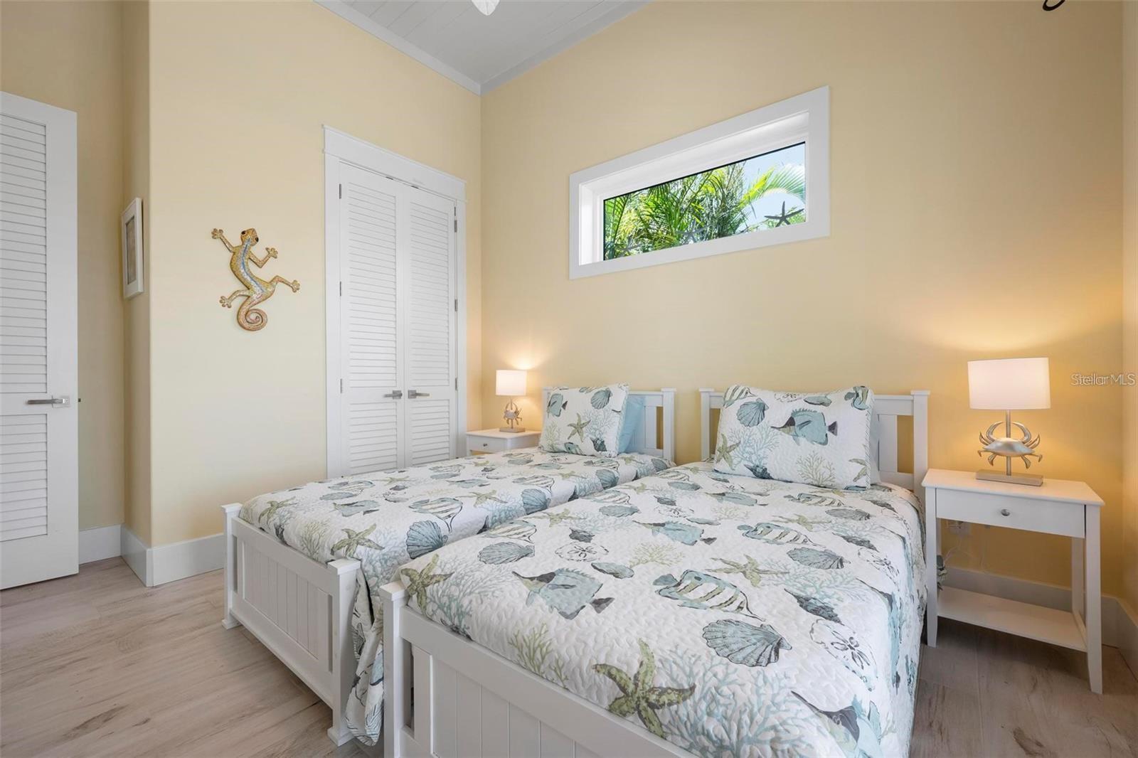 242 OAK AVE — photo 36