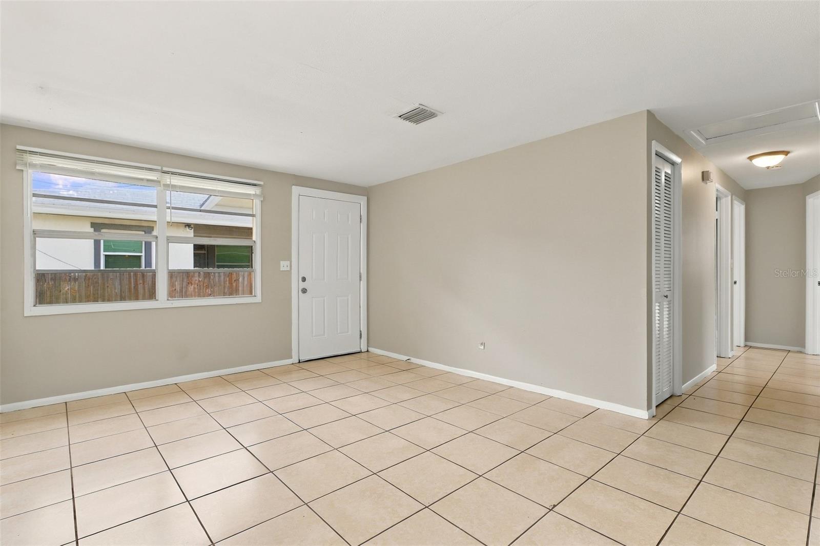 3207 E NORTH BAY ST — photo 2