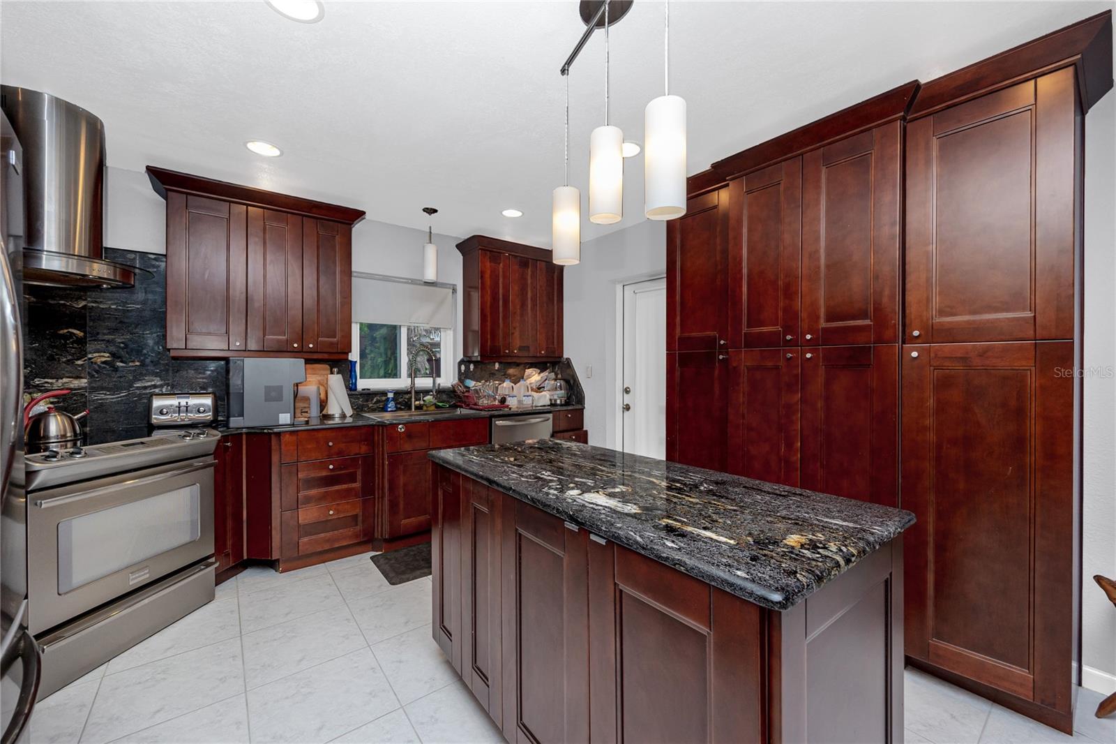902 ROBIN AVE — photo 8