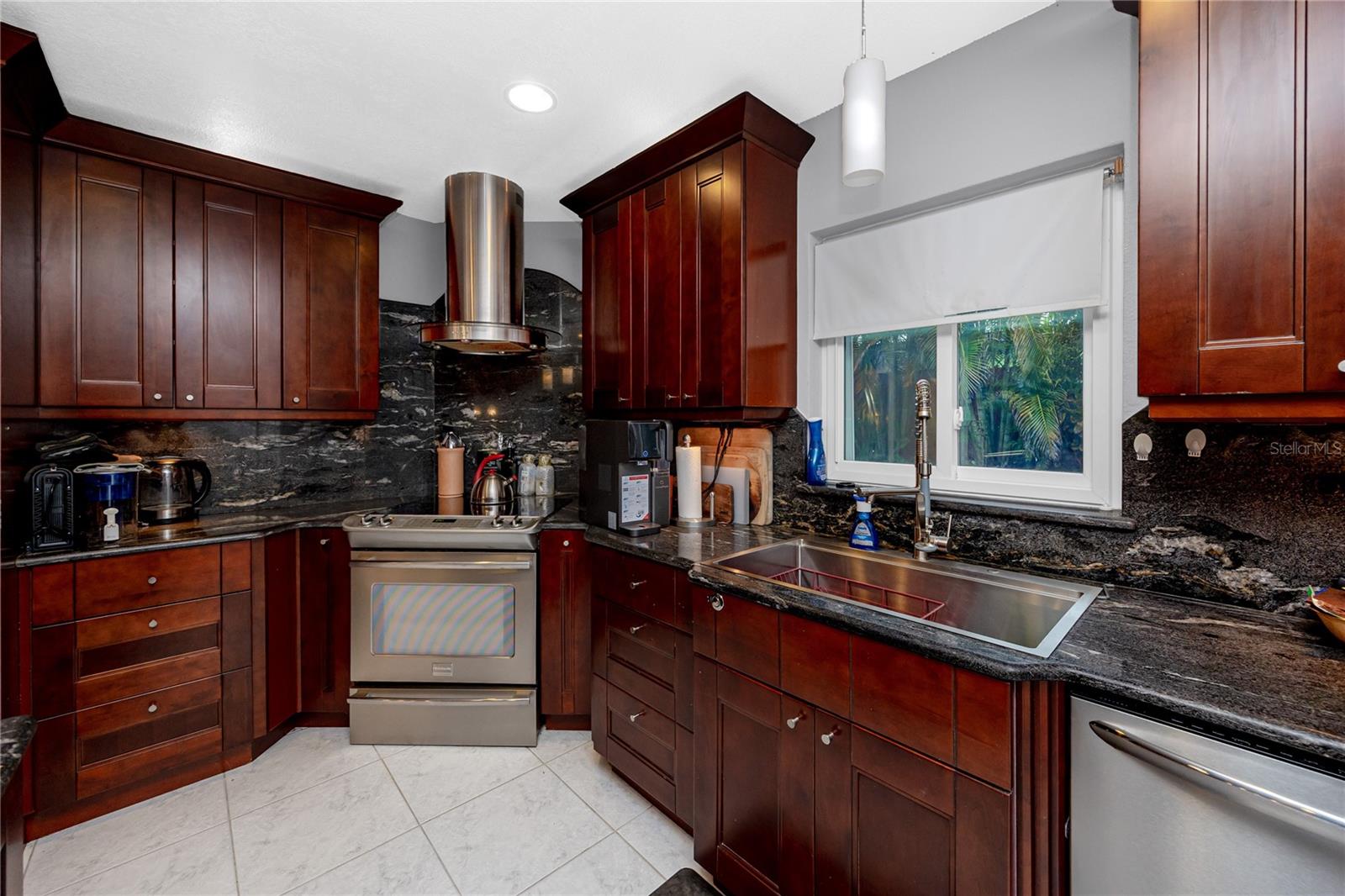 902 ROBIN AVE — photo 12