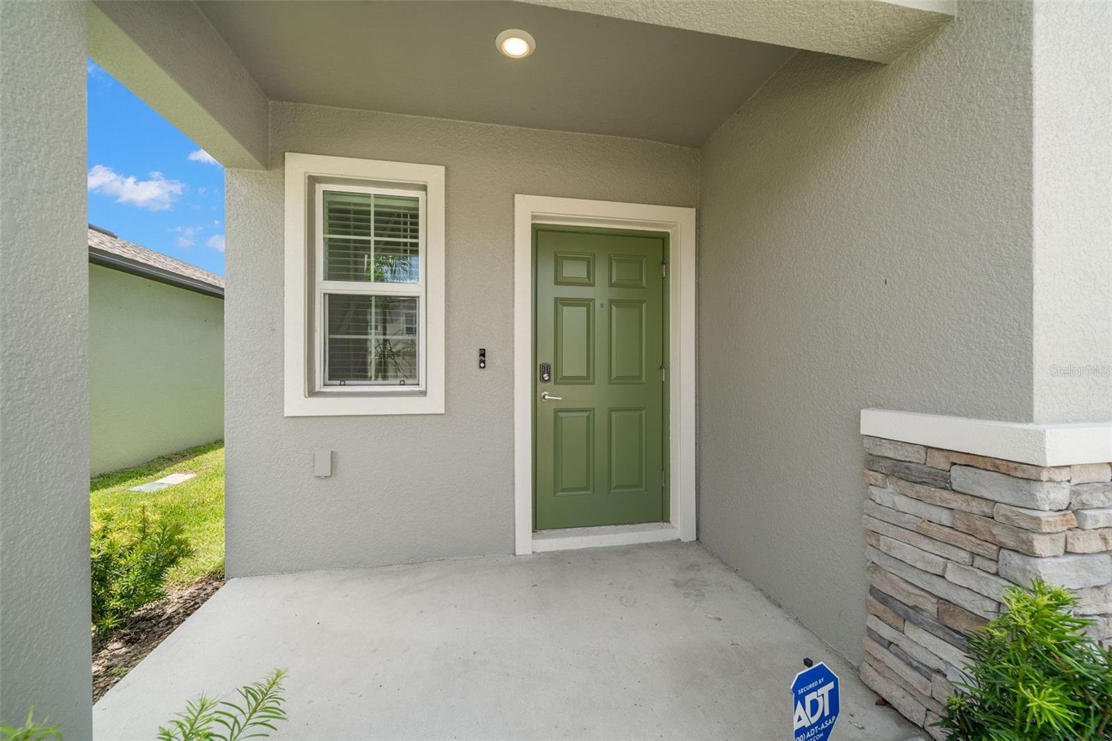 2562 LEONIA LN — photo 3