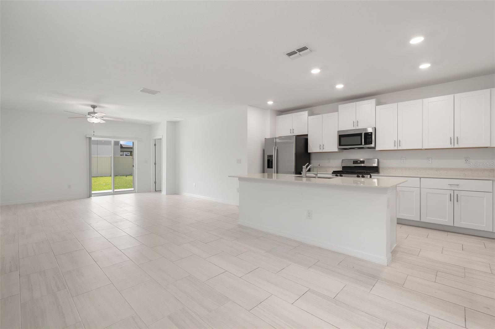 2562 LEONIA LN — photo 9
