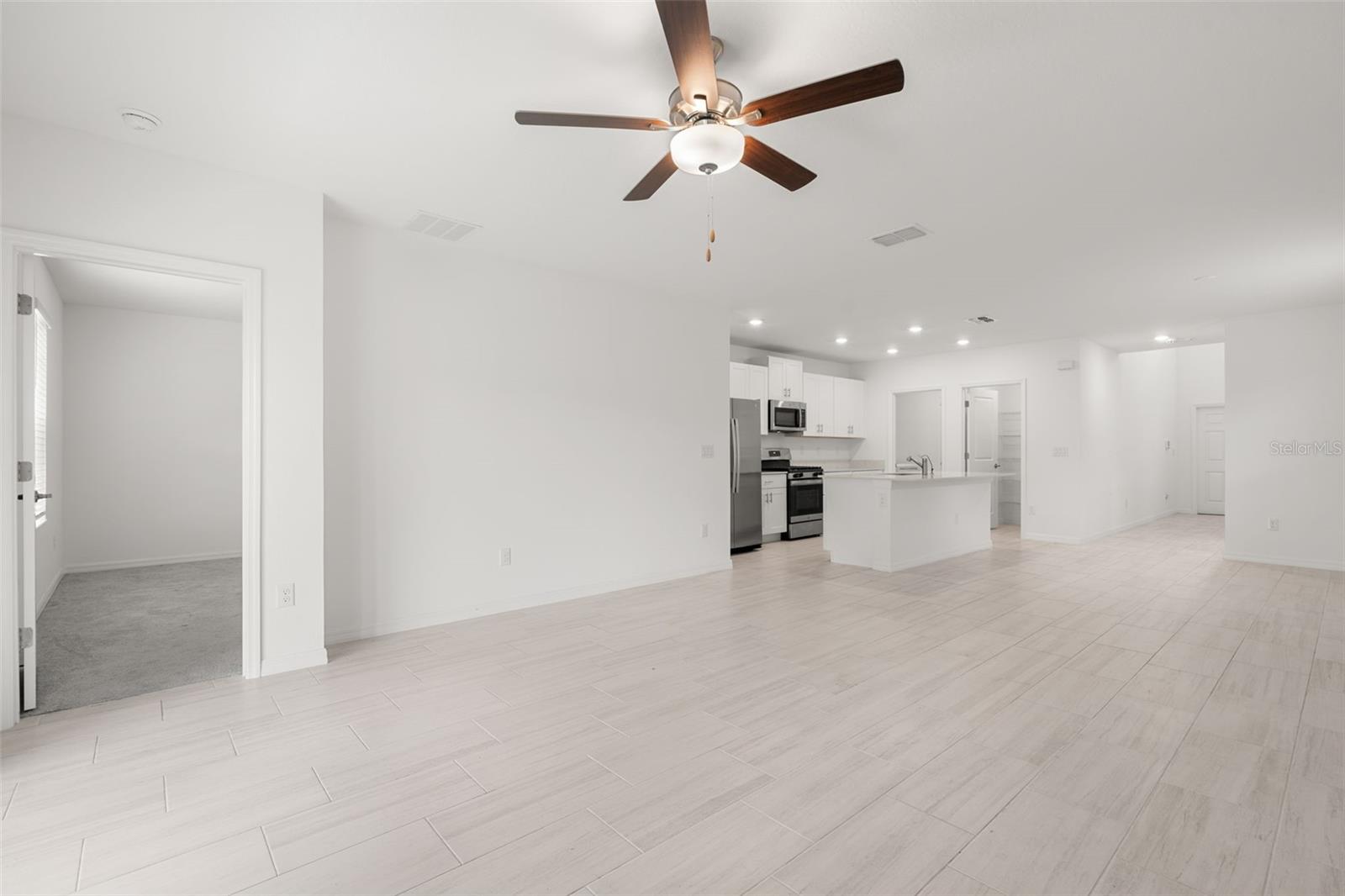 2562 LEONIA LN — photo 7
