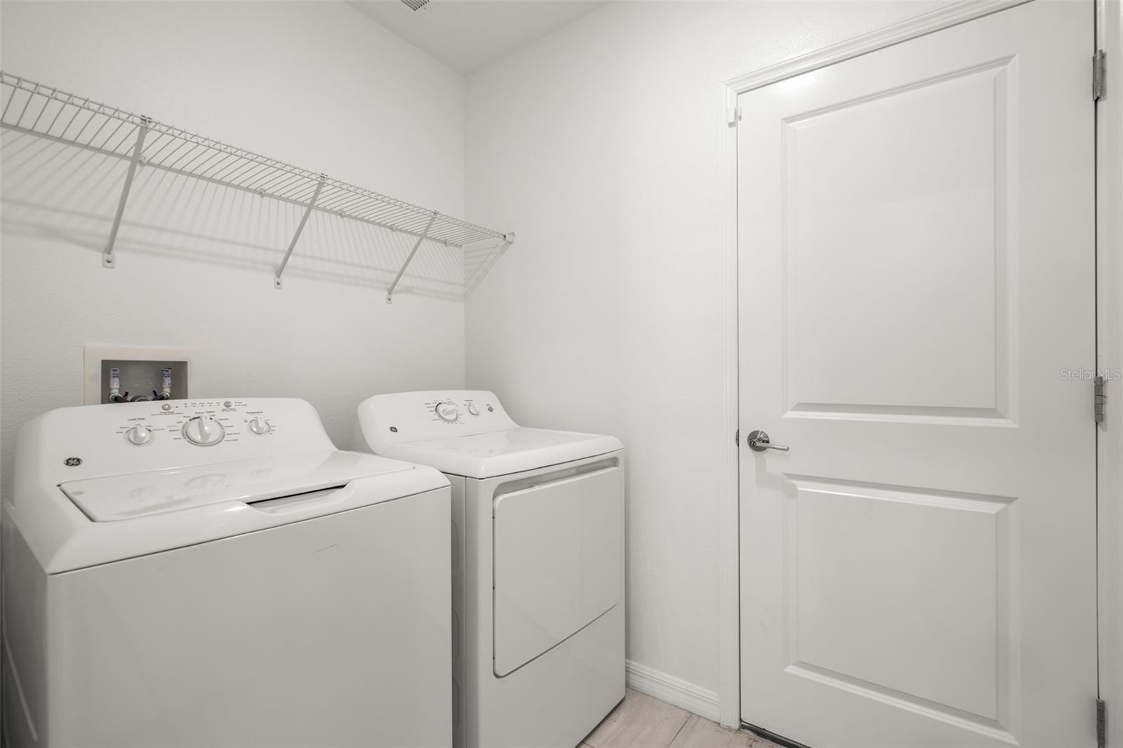 2562 LEONIA LN — photo 10