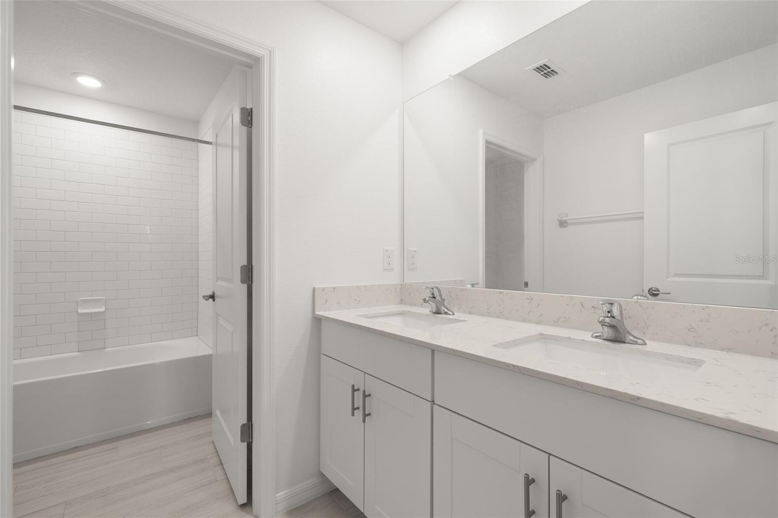 2562 LEONIA LN — photo 20