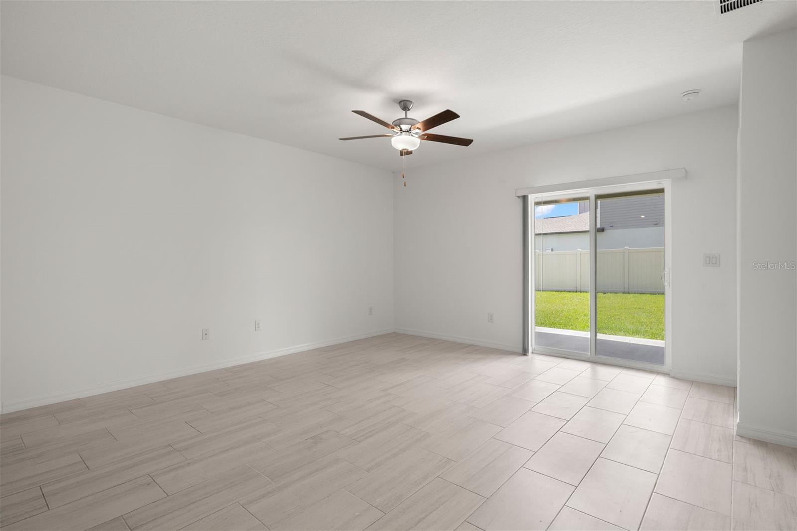 2562 LEONIA LN — photo 8