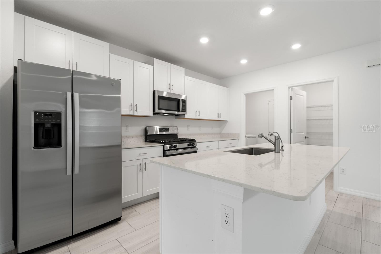 2562 LEONIA LN — photo 4