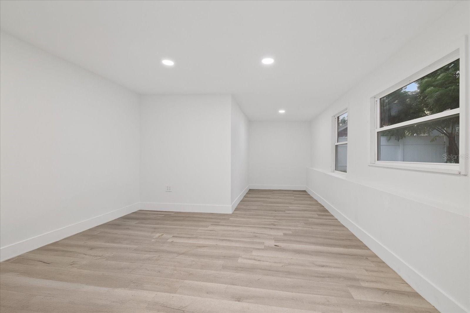 9410 N VALLE DR — photo 42