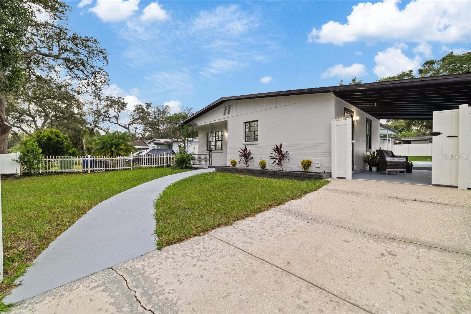 9410 N VALLE DR — photo 2