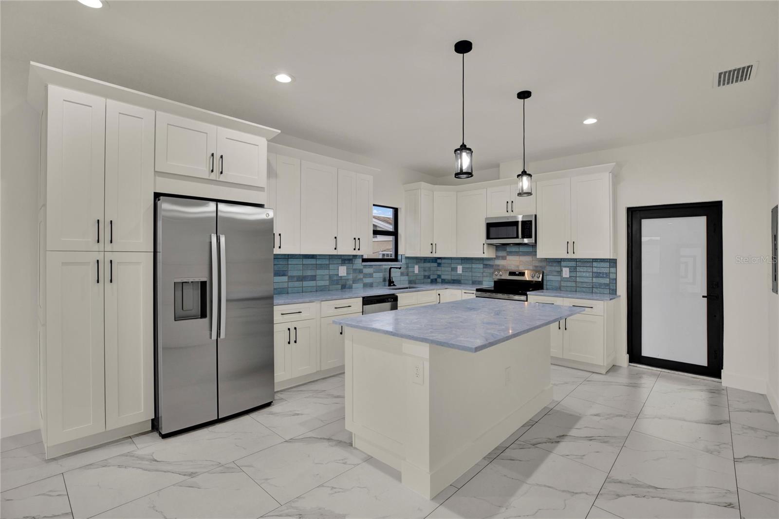2725 W GREEN ST — photo 2